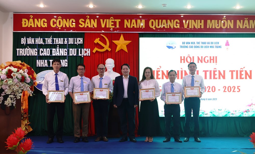 Khen thưởng tập thể và cá nhân xuất sắc - ảnh 1
