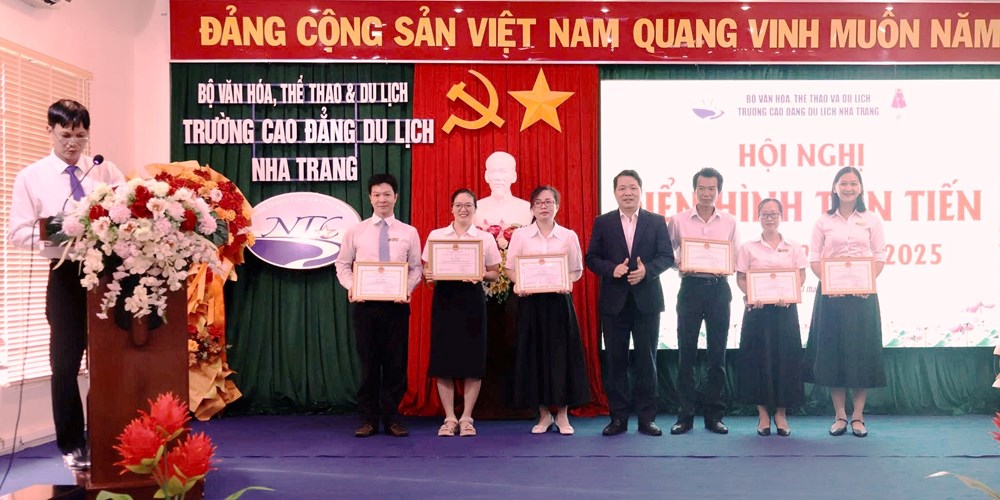 Khen thưởng tập thể và cá nhân xuất sắc - ảnh 2