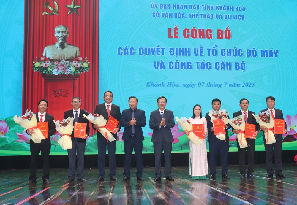 Công bố các quyết định về công tác tổ chức bộ máy và cán bộ Sở VHTTDL Khánh Hòa - ảnh 1
