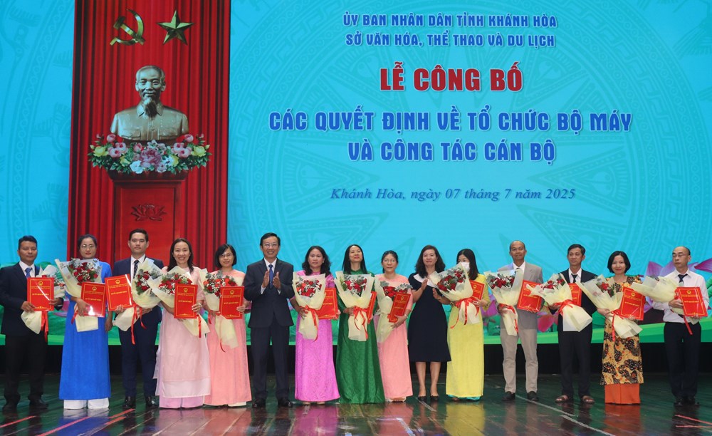 Công bố các quyết định về công tác tổ chức bộ máy và cán bộ Sở VHTTDL Khánh Hòa - ảnh 4