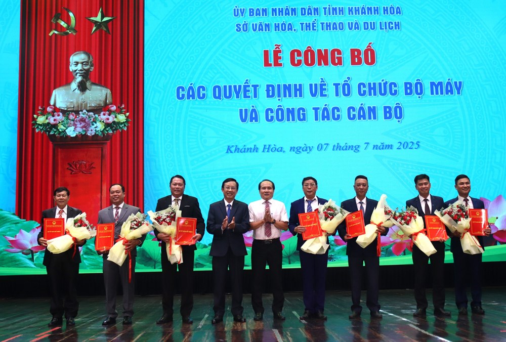 Công bố các quyết định về công tác tổ chức bộ máy và cán bộ Sở VHTTDL Khánh Hòa - ảnh 3