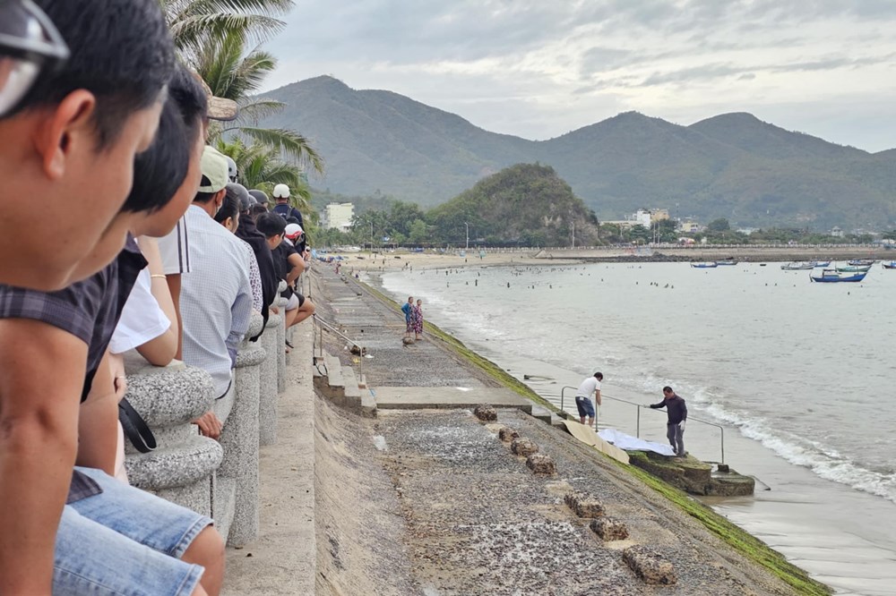Điều tra, làm rõ thi thể người đàn ông trôi dạt trên biển - ảnh 1