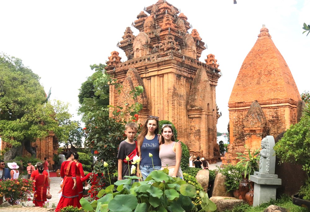 Khánh Hòa: Du khách rộn ràng tham quan Tháp Bà Pô Nagar dịp nghỉ lễ 2.9 - ảnh 2