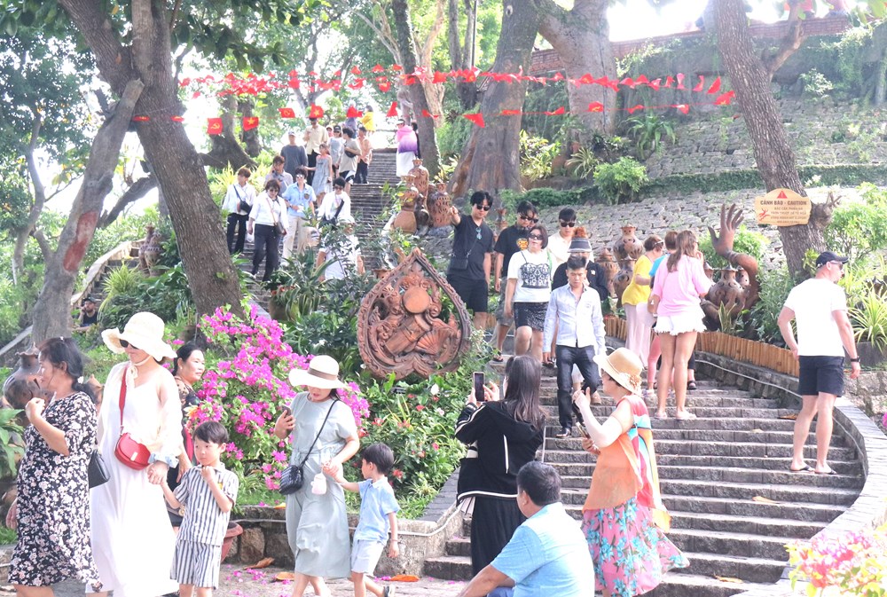 Khánh Hòa: Du khách rộn ràng tham quan Tháp Bà Pô Nagar dịp nghỉ lễ 2.9 - ảnh 1