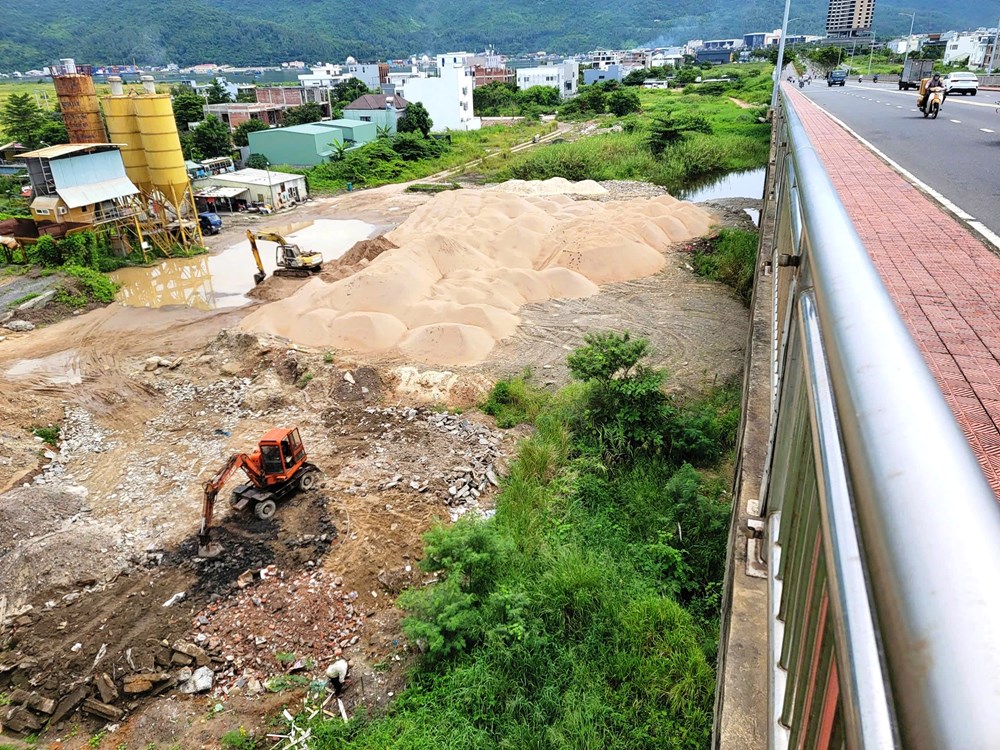 Đà Nẵng: Mong mỏi dọn dẹp bãi vật liệu làm xấu thành phố - ảnh 1