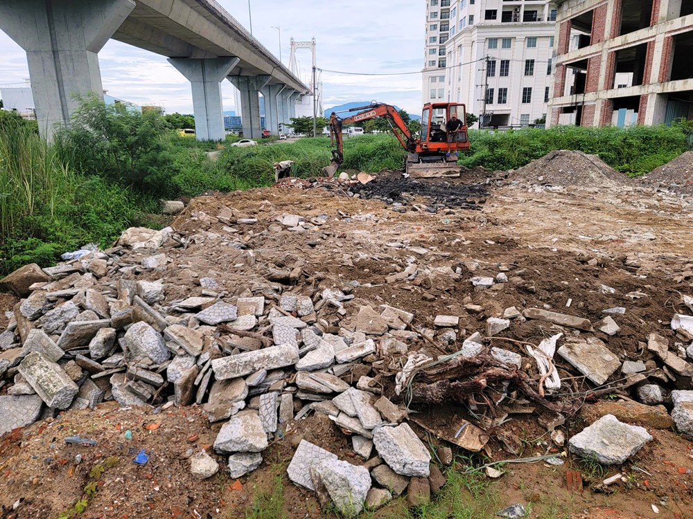 Đà Nẵng: Mong mỏi dọn dẹp bãi vật liệu làm xấu thành phố - ảnh 2