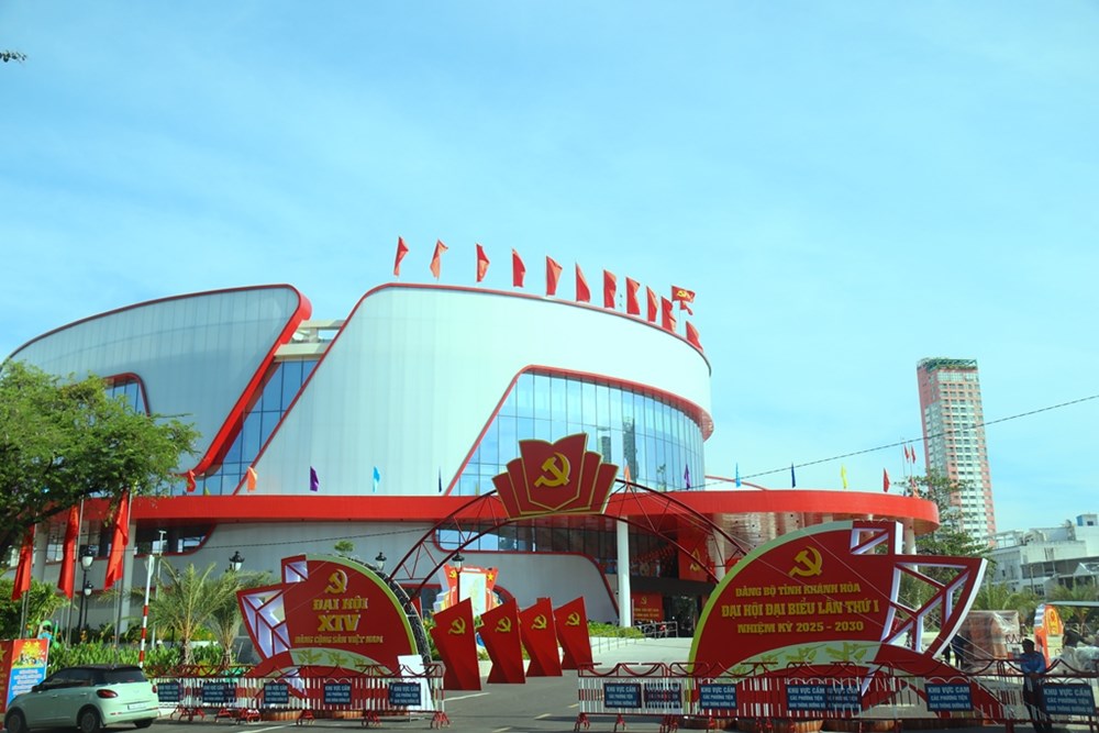 Rực rỡ cờ hoa chào đón Đại hội Đảng bộ tỉnh Khánh Hoà - ảnh 3