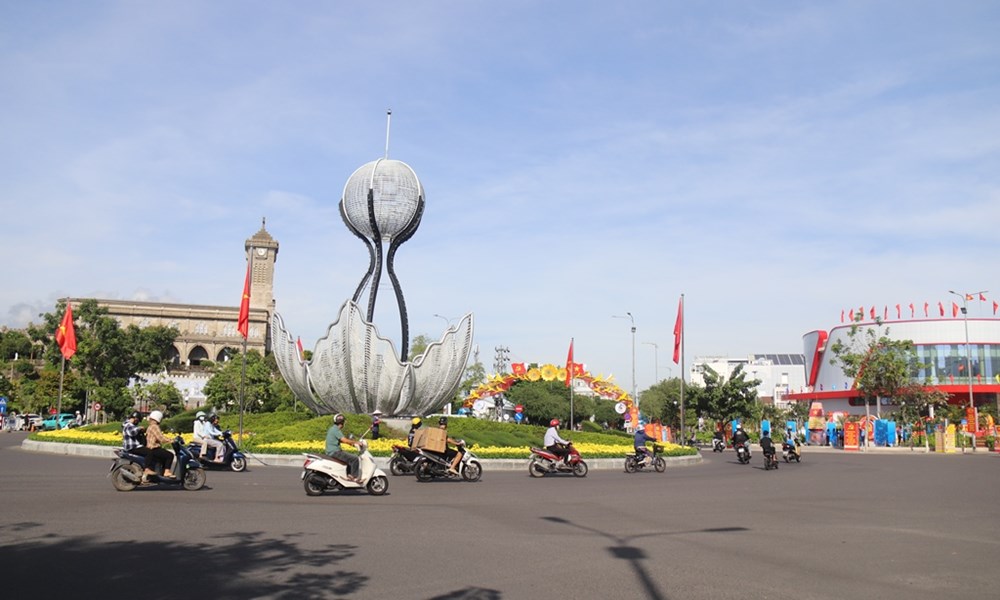 Rực rỡ cờ hoa chào đón Đại hội Đảng bộ tỉnh Khánh Hoà - ảnh 5