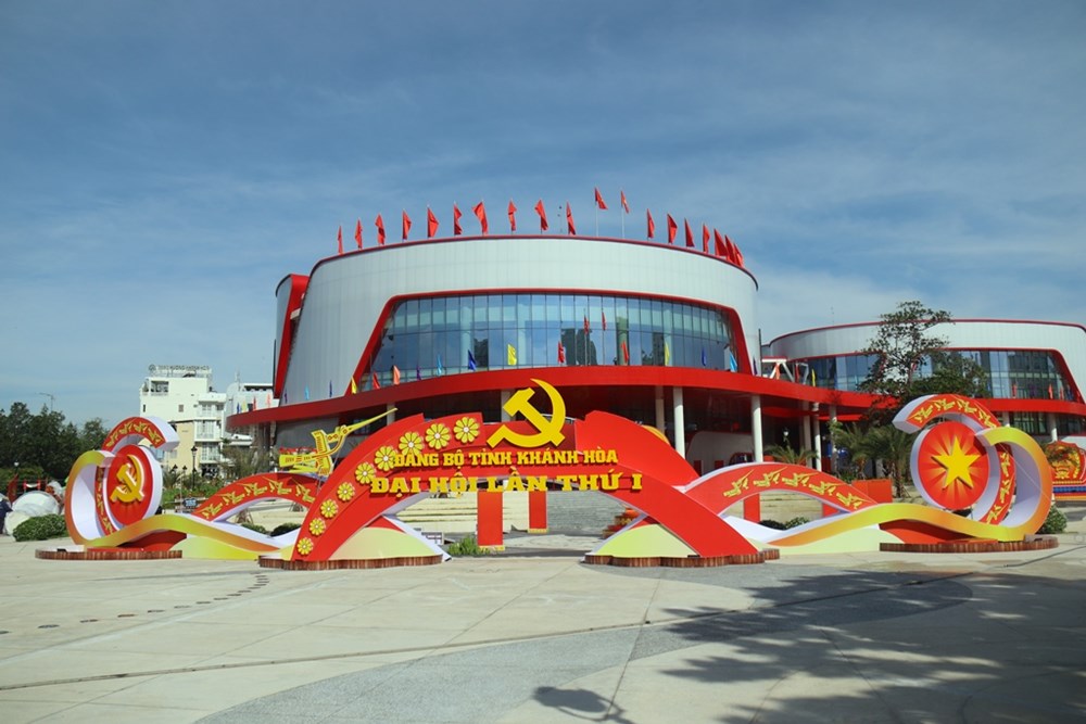 Rực rỡ cờ hoa chào đón Đại hội Đảng bộ tỉnh Khánh Hoà - ảnh 1