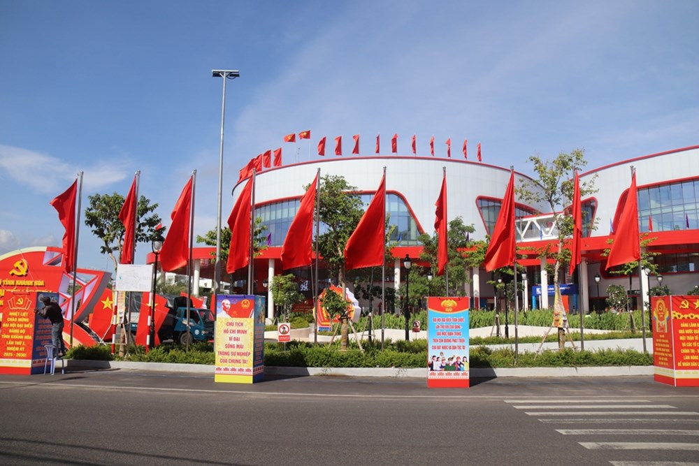 Rực rỡ cờ hoa chào đón Đại hội Đảng bộ tỉnh Khánh Hoà - ảnh 8
