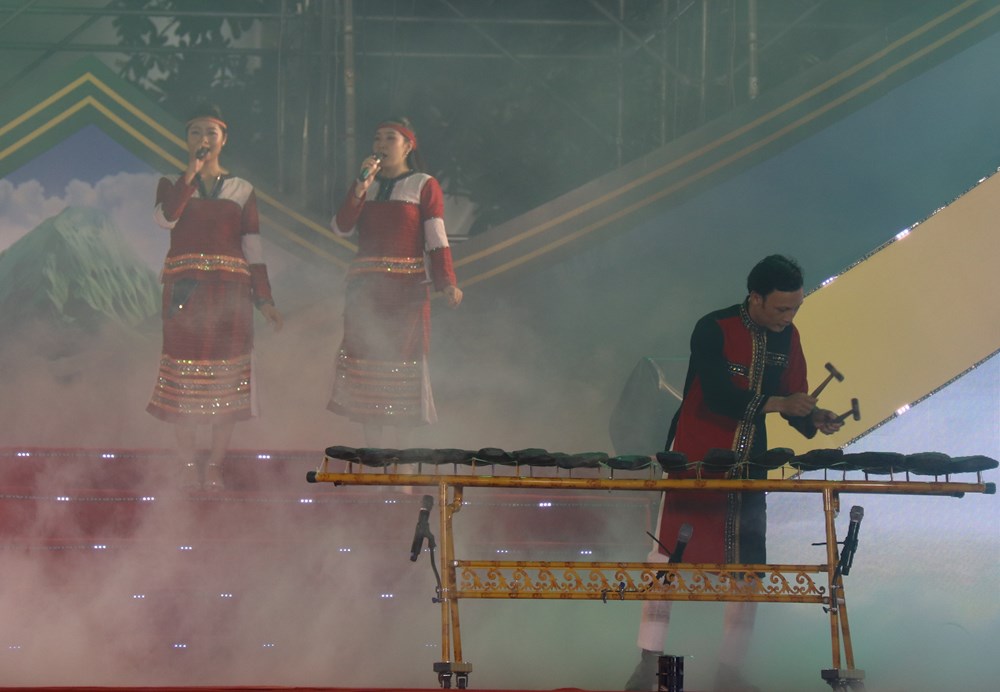 Chương trình nghệ thuật chào mừng Đại hội đại biểu Đảng bộ tỉnh Khánh Hòa lần thứ I - ảnh 4