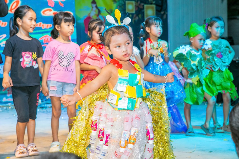 Khánh Hòa:  Sôi động Cuộc thi Thời trang tái chế với thông điệp bảo vệ môi trường - ảnh 2