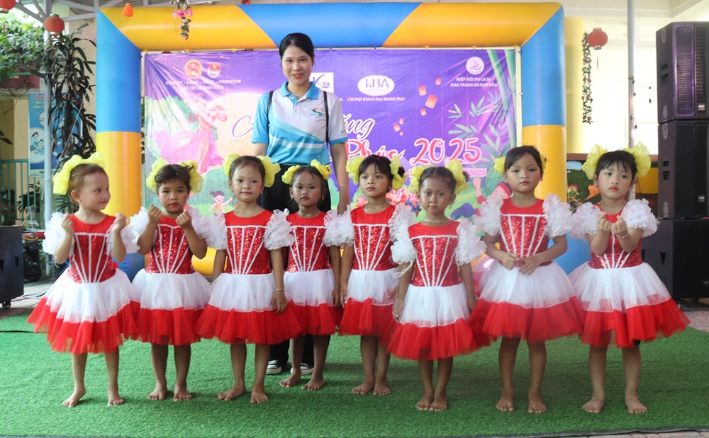 Khánh Hòa: Trao hơn 550 phần quà cho các em nhỏ xã miền núi Tây Khánh Vĩnh - ảnh 5
