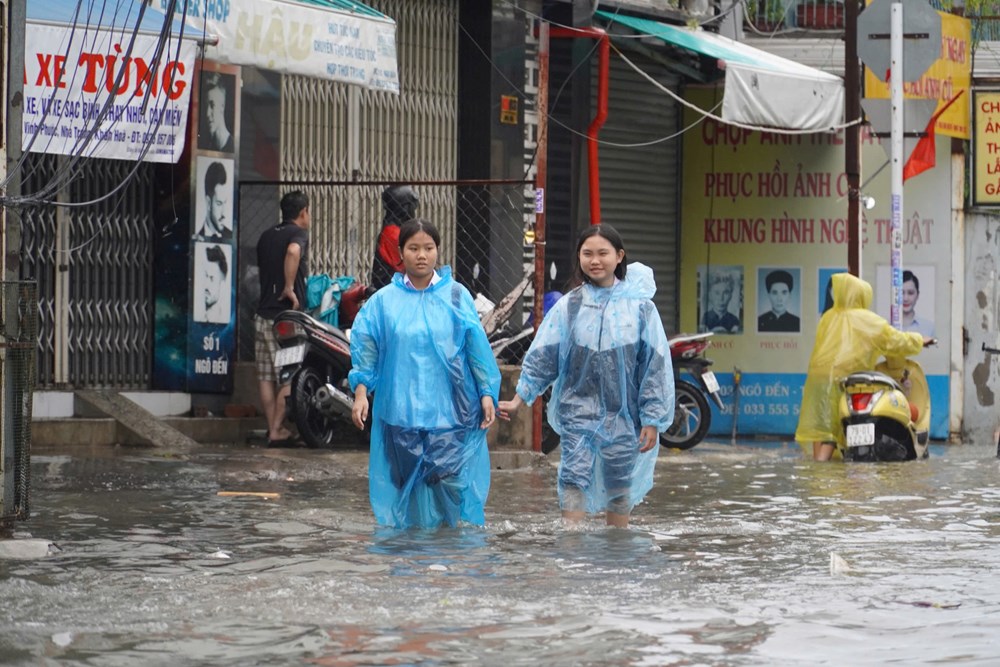 Mưa lớn khiến nhiều tuyến đường Nha Trang ngập sâu - ảnh 3