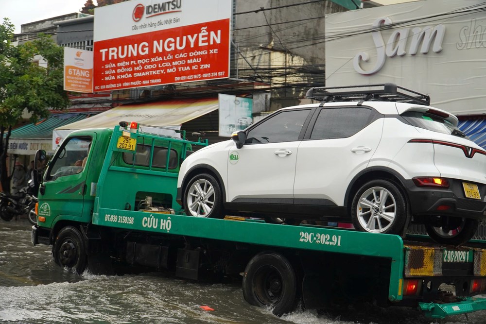 Mưa lớn khiến nhiều tuyến đường Nha Trang ngập sâu - ảnh 4