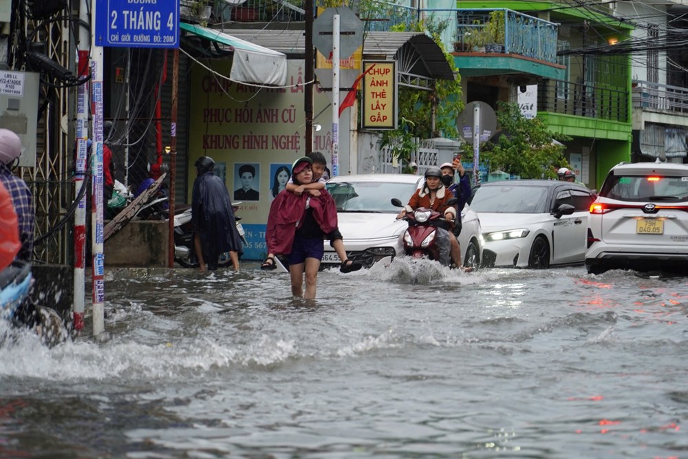 Mưa lớn khiến nhiều tuyến đường Nha Trang ngập sâu - ảnh 5