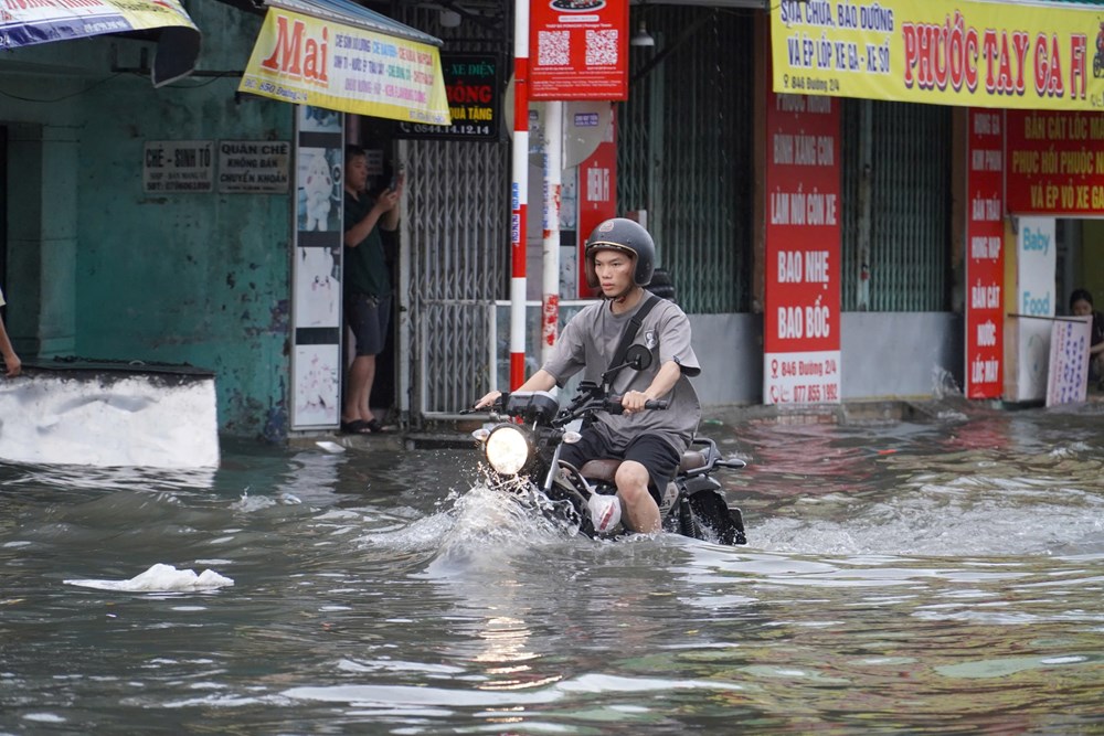 Mưa lớn khiến nhiều tuyến đường Nha Trang ngập sâu - ảnh 6