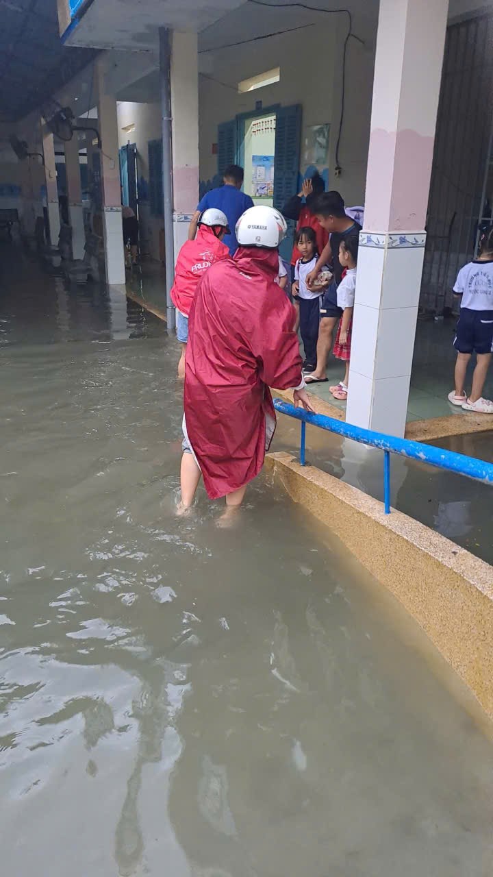 Mưa lớn khiến nhiều tuyến đường Nha Trang ngập sâu - ảnh 7