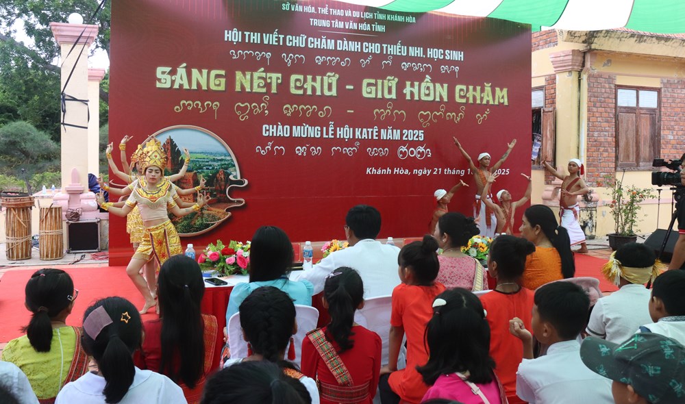 Khánh Hòa: Hội thi viết chữ Chăm “Sáng nét chữ - Giữ hồn Chăm” - ảnh 1