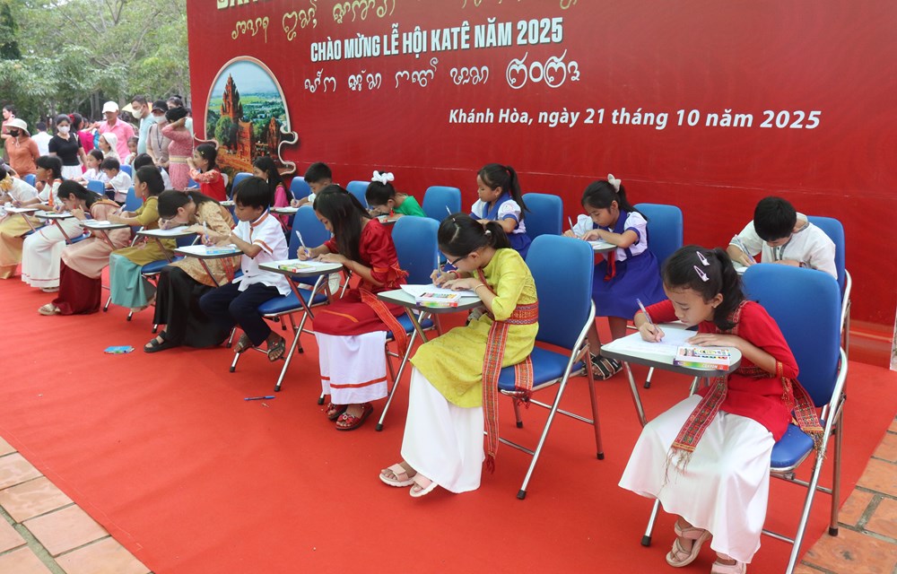 Khánh Hòa: Hội thi viết chữ Chăm “Sáng nét chữ - Giữ hồn Chăm” - ảnh 3