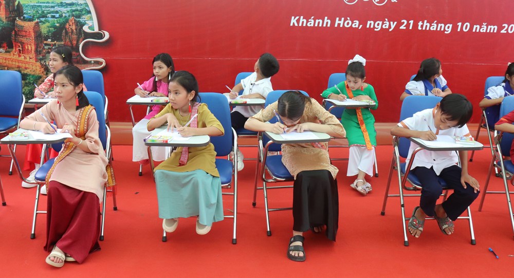 Khánh Hòa: Hội thi viết chữ Chăm “Sáng nét chữ - Giữ hồn Chăm” - ảnh 4