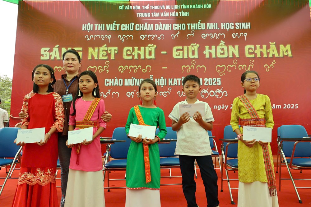 Khánh Hòa: Hội thi viết chữ Chăm “Sáng nét chữ - Giữ hồn Chăm” - ảnh 5