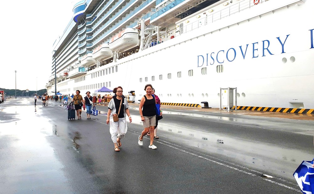 Tàu biển Discovery Princess đưa 1200 du khách quốc tế đến Khánh Hòa - ảnh 2
