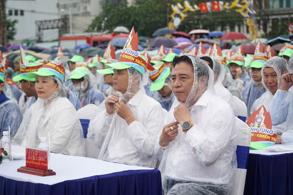 Khánh Hòa: Hơn 4.000 giáo viên, học sinh 'đội mưa' tiếp lửa cho 'nhà leo núi'  - ảnh 1