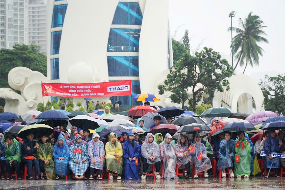 Khánh Hòa: Hơn 4.000 giáo viên, học sinh 'đội mưa' tiếp lửa cho 'nhà leo núi'  - ảnh 2