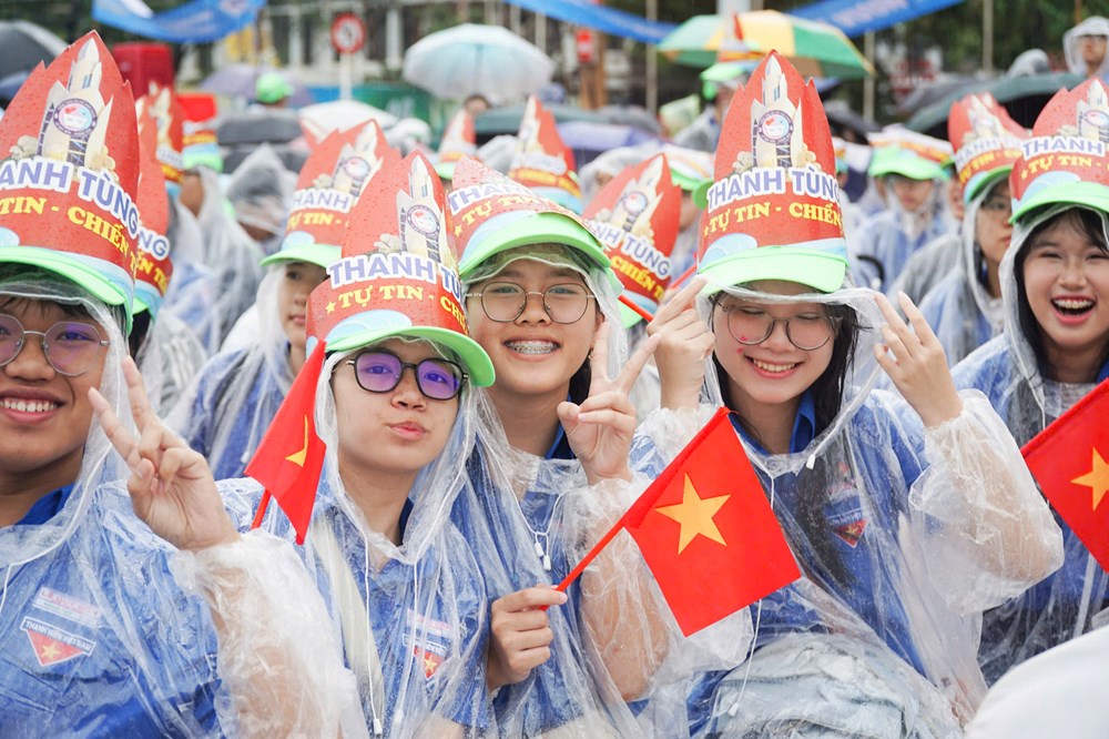 Khánh Hòa: Hơn 4.000 giáo viên, học sinh 'đội mưa' tiếp lửa cho 'nhà leo núi'  - ảnh 3