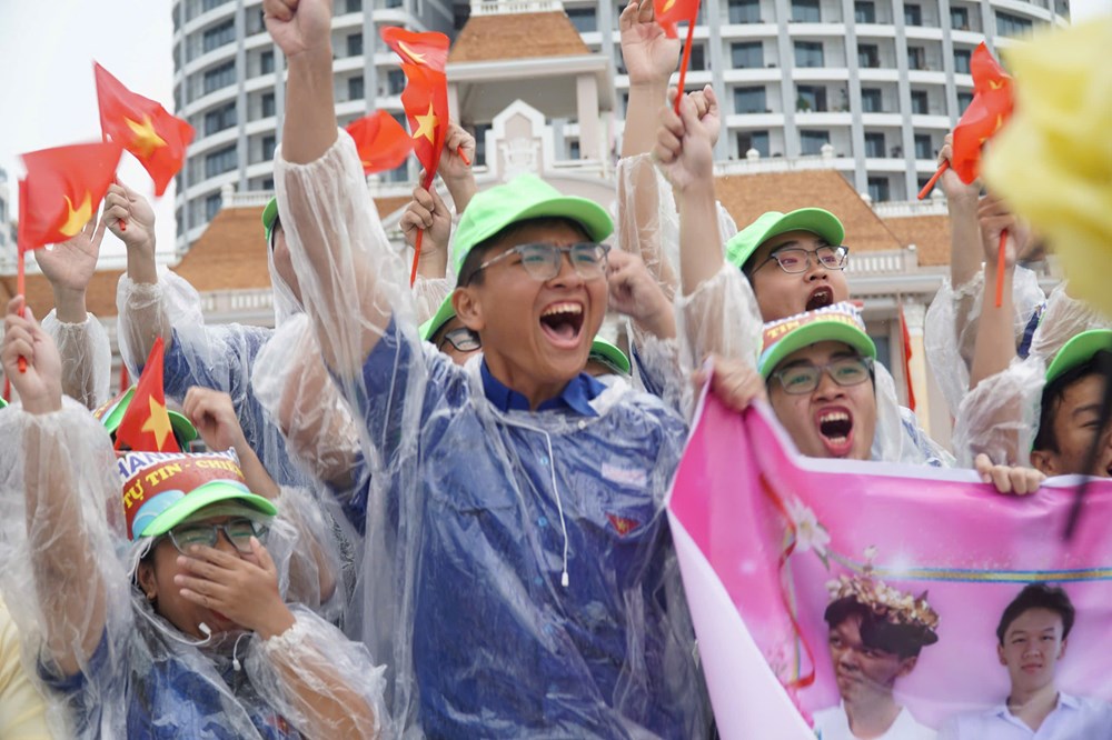 Khánh Hòa: Hơn 4.000 giáo viên, học sinh 'đội mưa' tiếp lửa cho 'nhà leo núi'  - ảnh 4