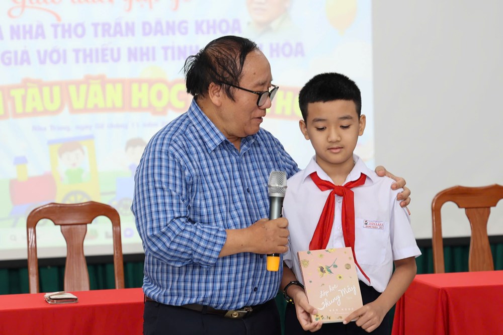 Sôi nổi “Chuyến tàu văn học tuổi thơ” cùng nhà thơ Trần Đăng Khoa - ảnh 3