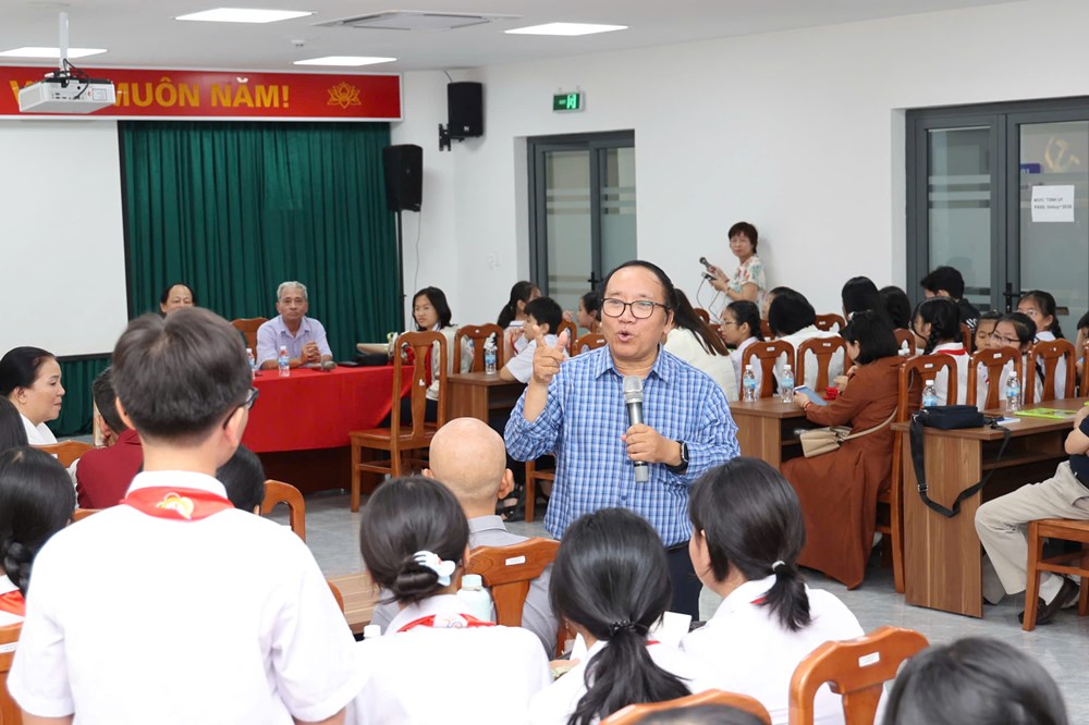 Sôi nổi “Chuyến tàu văn học tuổi thơ” cùng nhà thơ Trần Đăng Khoa - ảnh 1