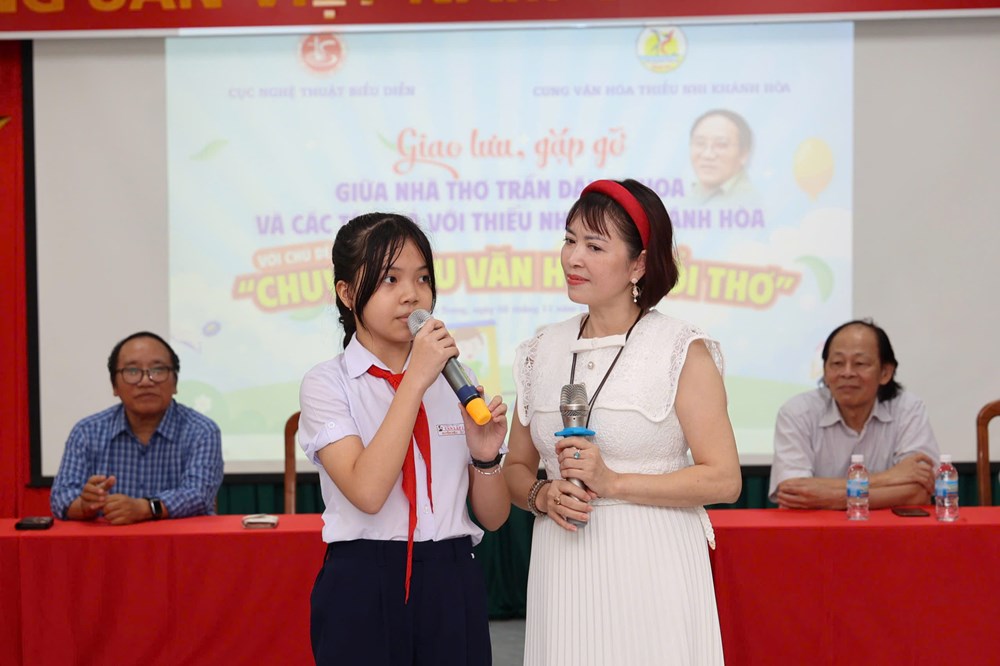 Sôi nổi “Chuyến tàu văn học tuổi thơ” cùng nhà thơ Trần Đăng Khoa - ảnh 2