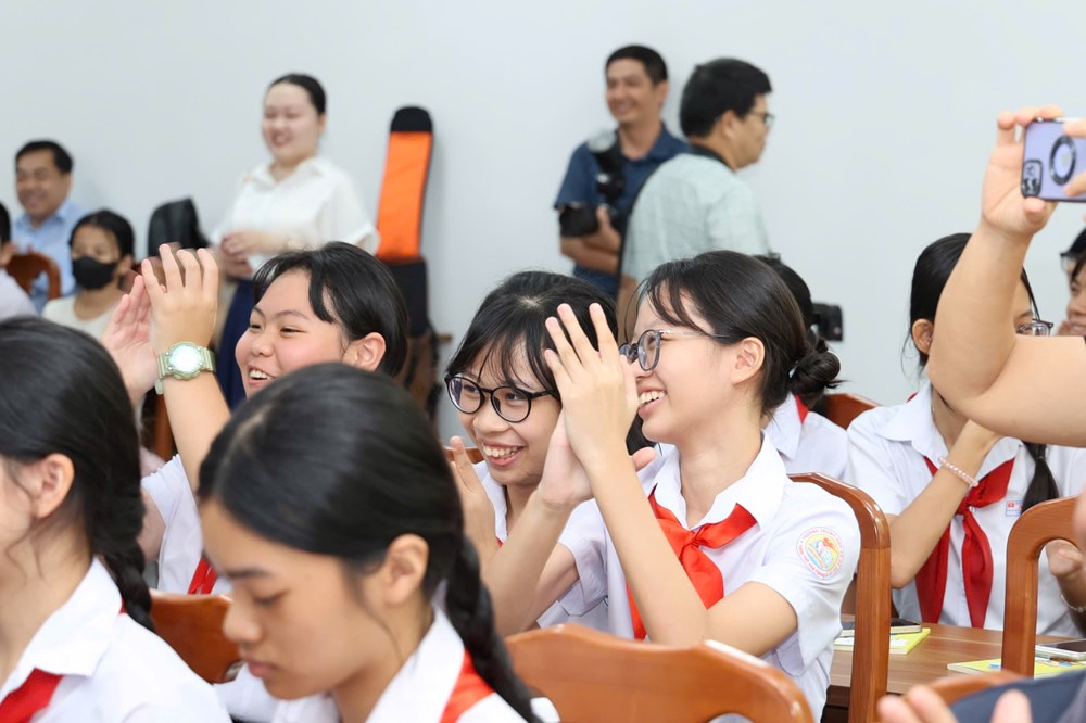 Sôi nổi “Chuyến tàu văn học tuổi thơ” cùng nhà thơ Trần Đăng Khoa - ảnh 5