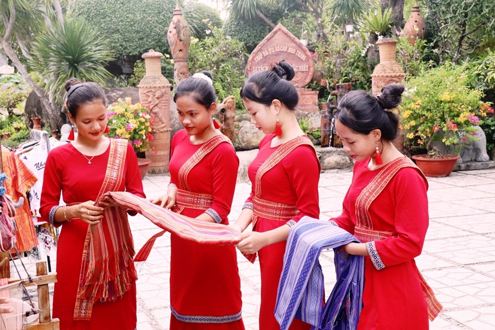 Bài 2 – Khai thác đa dạng nguồn lực văn hóa các dân tộc và làng nghề - ảnh 9