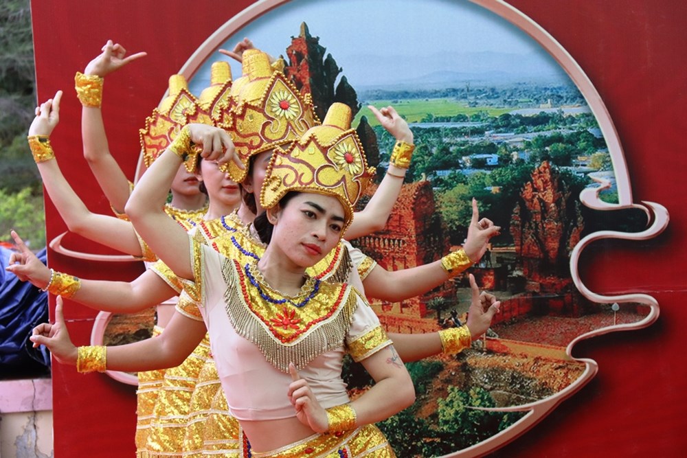 Bài 2 – Khai thác đa dạng nguồn lực văn hóa các dân tộc và làng nghề - ảnh 12