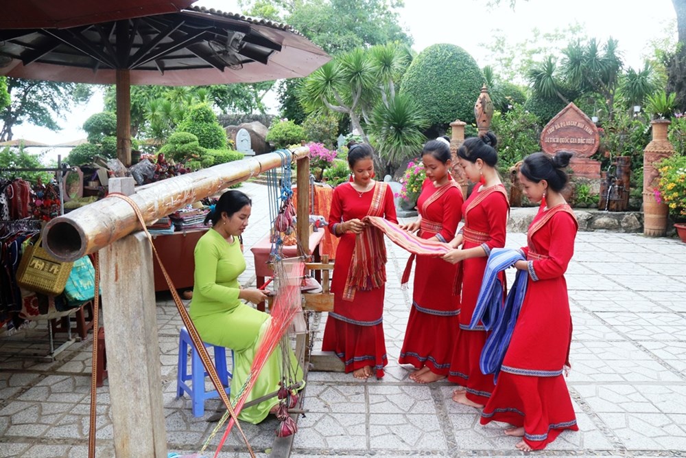 Bài 2 – Khai thác đa dạng nguồn lực văn hóa các dân tộc và làng nghề - ảnh 8