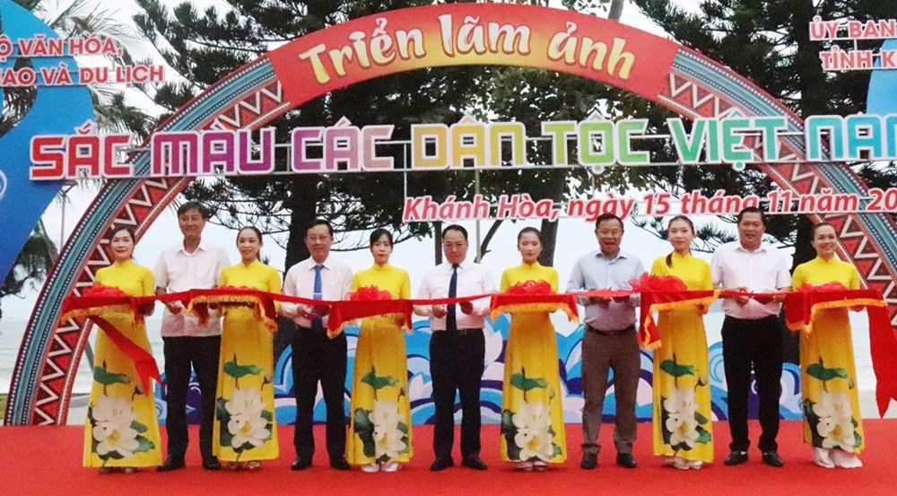 Khai mạc triển lãm ảnh “Sắc màu các dân tộc Việt Nam“ - ảnh 1