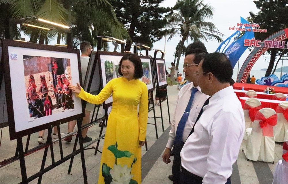 Khai mạc triển lãm ảnh “Sắc màu các dân tộc Việt Nam“ - ảnh 2