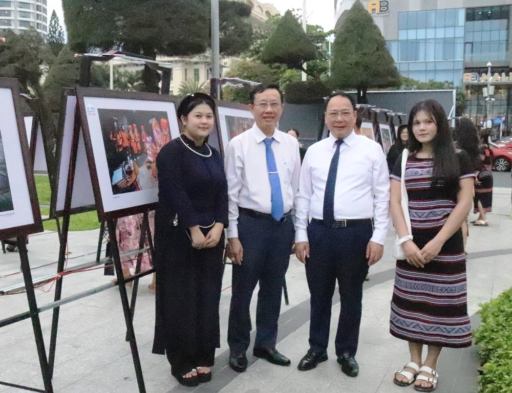 Khai mạc triển lãm ảnh “Sắc màu các dân tộc Việt Nam“ - ảnh 3