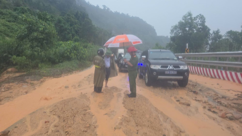 Khánh Hòa : Sạt lở đèo Khánh Lê làm 5 người thương vong - ảnh 2