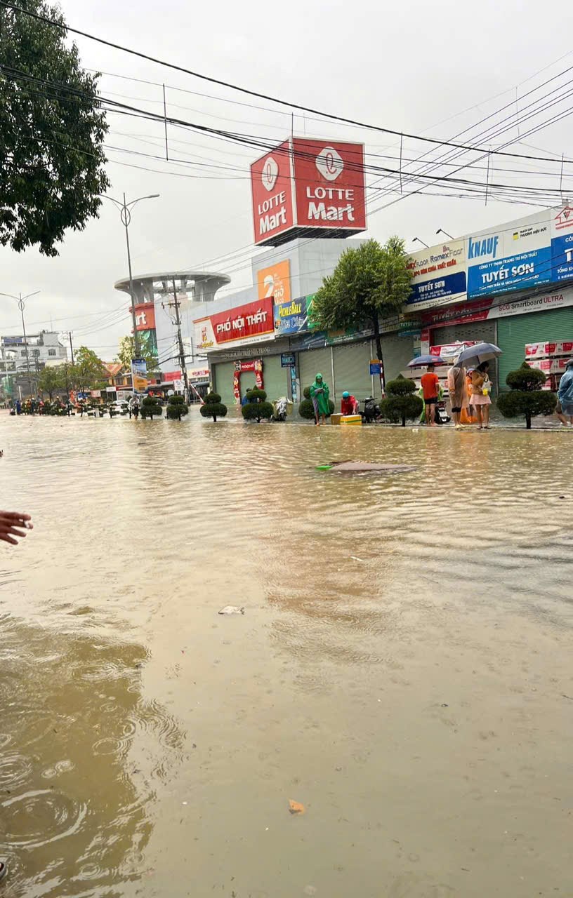 Khánh Hòa oằn mình trong mưa lũ lịch sử - ảnh 4