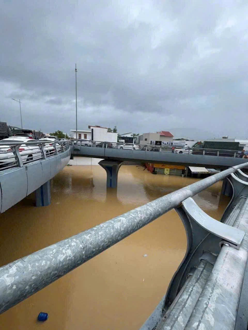 Khánh Hòa oằn mình trong mưa lũ lịch sử - ảnh 5