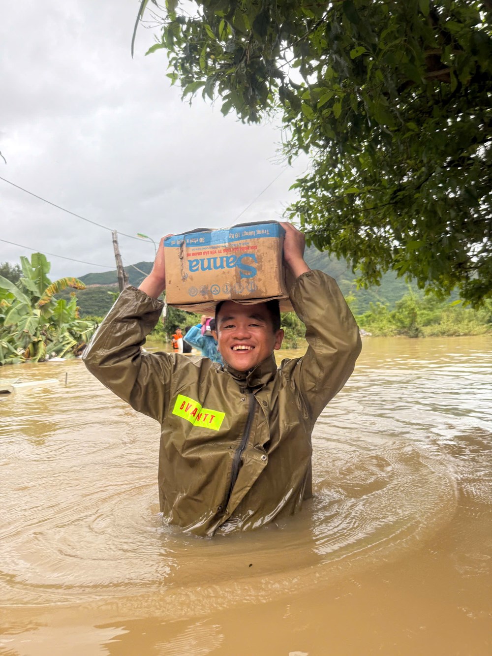 Khánh Hòa: Công an vượt hơn 100km cứu trợ người dân vùng “rốn lũ” - ảnh 2