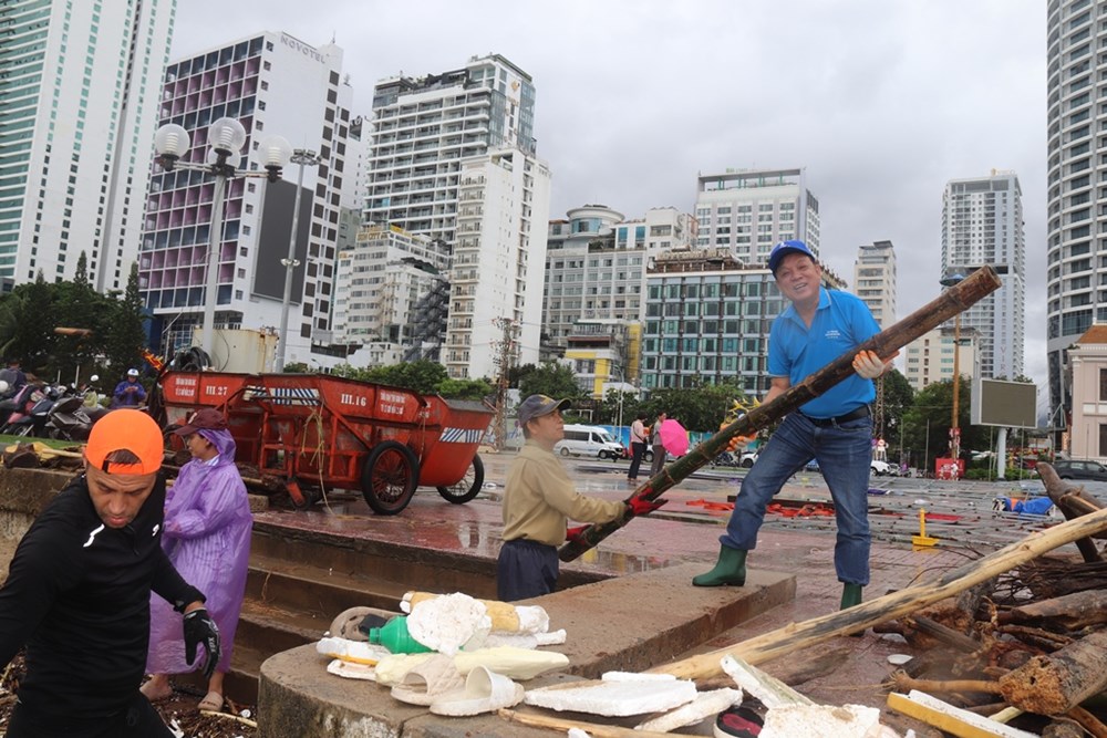 Ngành Du lịch ra quân làm sạch biển Nha Trang, nỗ lực hồi sinh điểm đến sau mưa lũ - ảnh 2