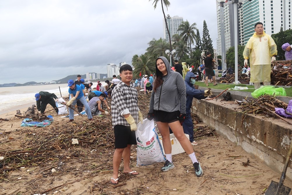 Ngành Du lịch ra quân làm sạch biển Nha Trang, nỗ lực hồi sinh điểm đến sau mưa lũ - ảnh 3