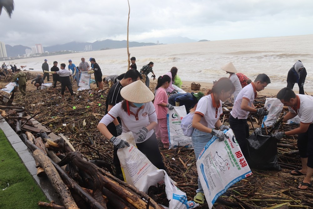 Ngành Du lịch ra quân làm sạch biển Nha Trang, nỗ lực hồi sinh điểm đến sau mưa lũ - ảnh 7