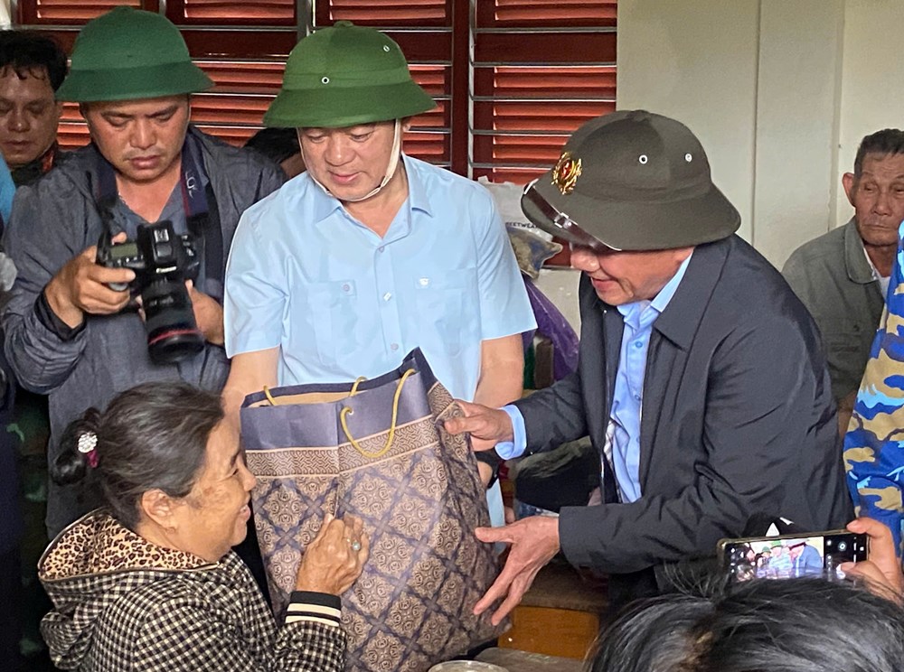 Thường trực Ban Bí thư Trần Cẩm Tú trực tiếp thị sát, chỉ đạo khắc phục mưa lũ lịch sử tại Khánh Hòa - ảnh 2