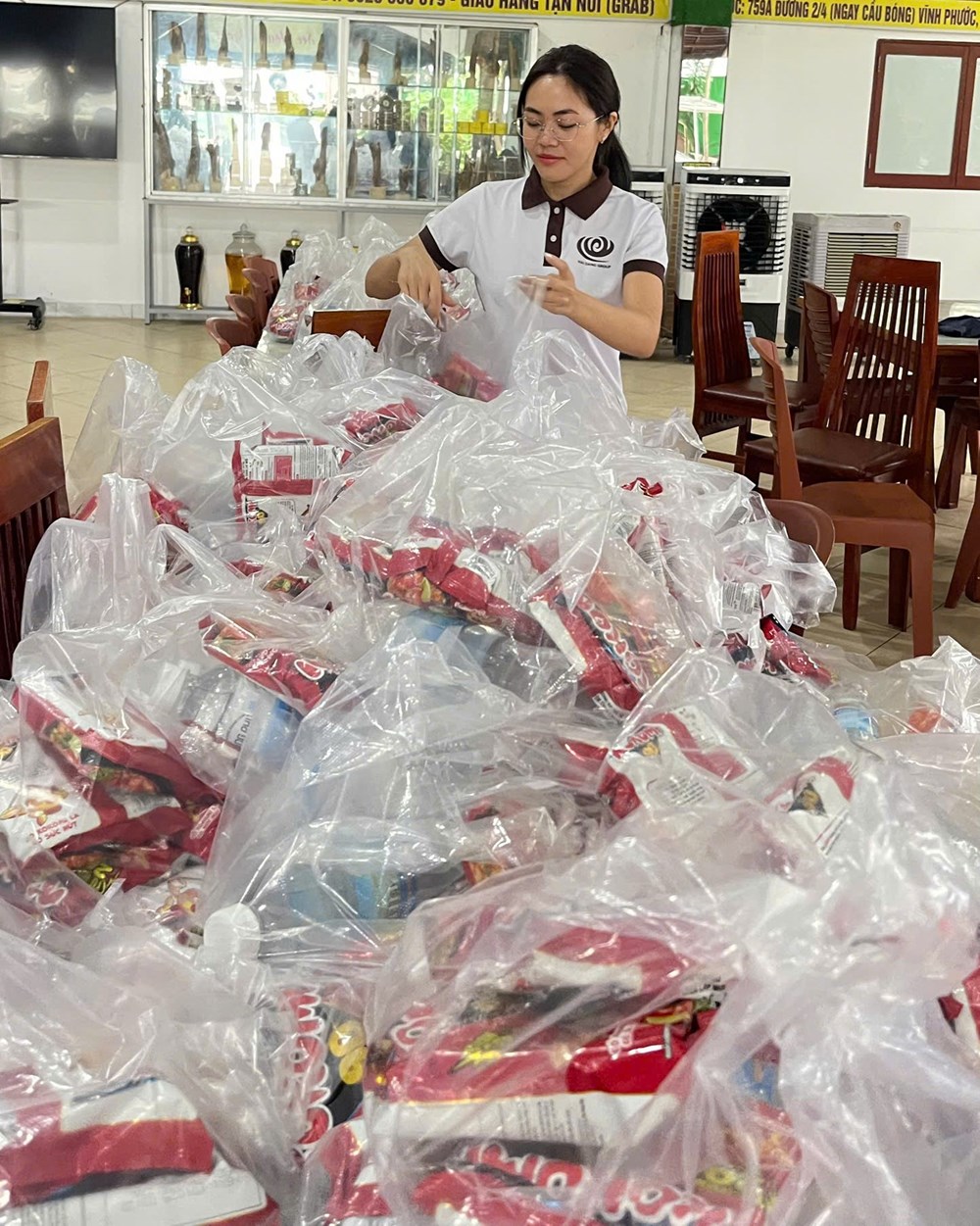 Khánh Hòa: Cứu trợ các vùng ngập nặng, địa hình chia cắt - ảnh 2